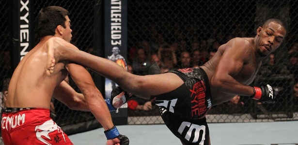 Jon Jones tenta chute para cima de Lyoto Machida em sua vitória pelo no UFC 140