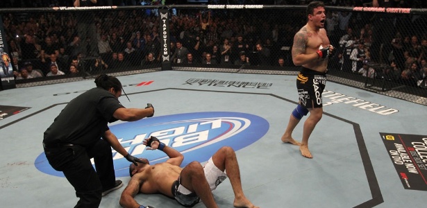 Frank Mir finaliza Minotauro com uma kimura no UFC 140 e fratura o braço do baiano - UFC/Getty Images