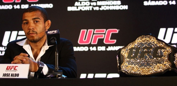José Aldo ao lado de seu cinturão em de coletiva de imprensa para o UFC 142, no Rio