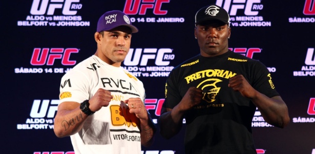 Vitor Belfort e Anthony Johnson posam durante coletiva de imprensa do UFC 142, no Rio