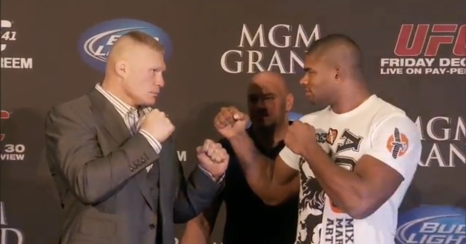 Brock Lesnar e Alistair Overeem se encaram na coletiva do UFC 141, em Las Vegas