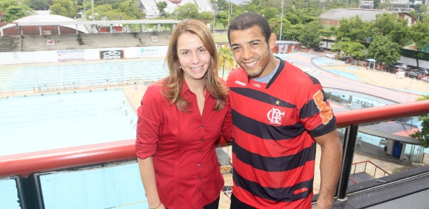 José Aldo posa com a camisa do Flamengo e a presidente do clube, Patrícia Amorim