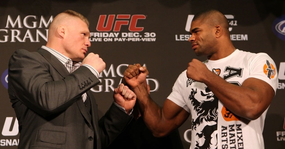 Brock Lesnar e Alistair Overeem se encaram antes do duelo no UFC 141
