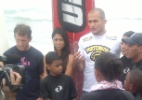 Cigano e ring girl participam de "escolinha" de surfe antes do UFC Rio