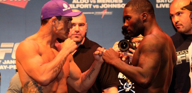Vitor Belfort e Anthony Johnson se encaram na pesagem do UFC 142, no Rio de Janeiro - Marcelo Jesus/UOL