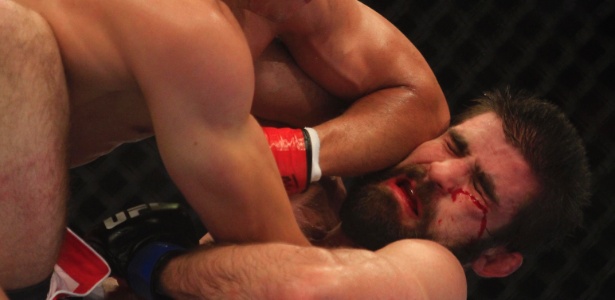 Cotoveladas de Felipe Sertanejo castigam adversário canadense no último UFC Rio