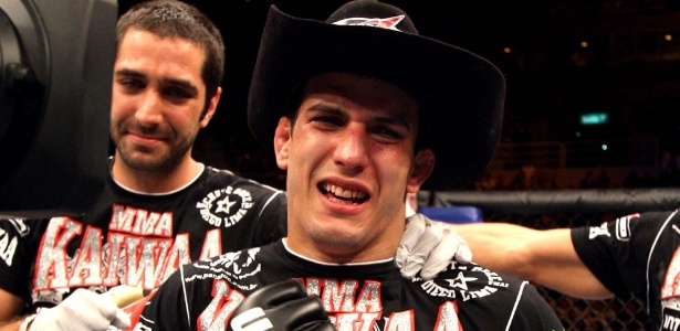 De Chapéu, Sertanejo comemora vitória no UFC 142, em sua 2ª chance no evento - Josh Hedges/Getty Images