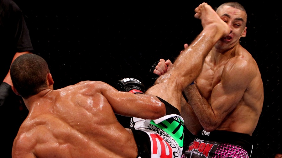 Edson Barboza acerta chute que leva o inglês Terry Etim a nocaute no UFC 142 - Josh Hedges/Zuffa LLC/Zuffa LLC via Getty Images