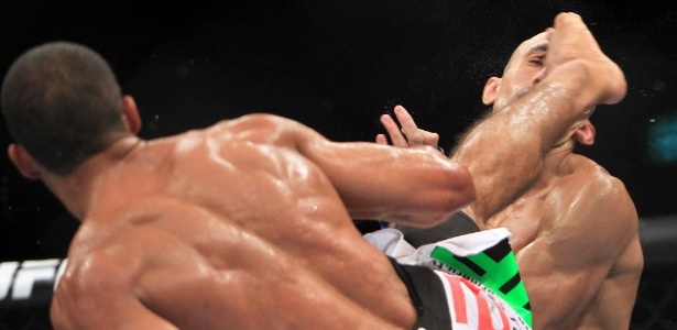 Golpes do muay thai, como chutes e joelhadas, são muito usados dentro do MMA - EFE/Antonio Lacerda