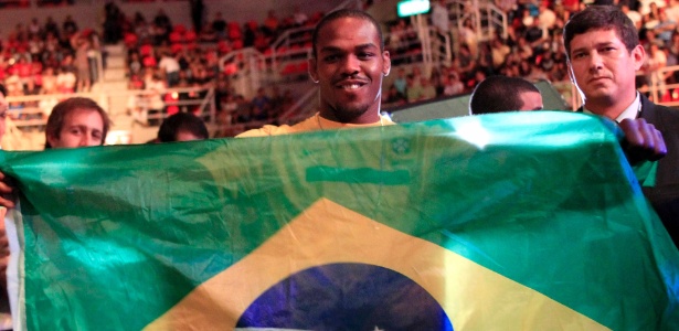 Jon Jones exibe bandeira do Brasil durante o UFC 142, no Rio de Janeiro - Marcelo de Jesus/UOL
