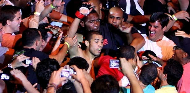 José Aldo comemora sua vitória no UFC Rio 2 junto à torcida, que ficou endoidecida