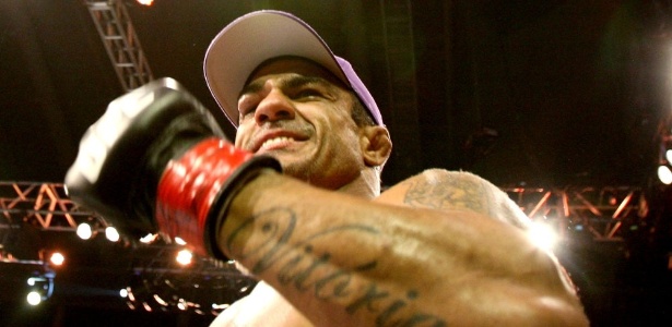 Vitor Belfort comemora após vencer Anthony Johnson no UFC 142, no Rio