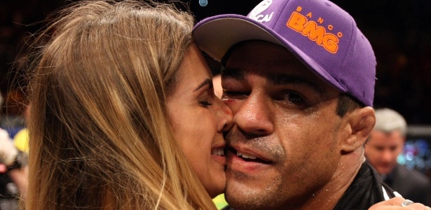 Joana beija o marido, Vitor Belfort, após a vitória com um mata-leão sobre Johnson