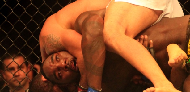Vitor Belfort tenta um mata-leão diante de Anthony Johnson no UFC Rio - Marcelo de Jesus/UOL