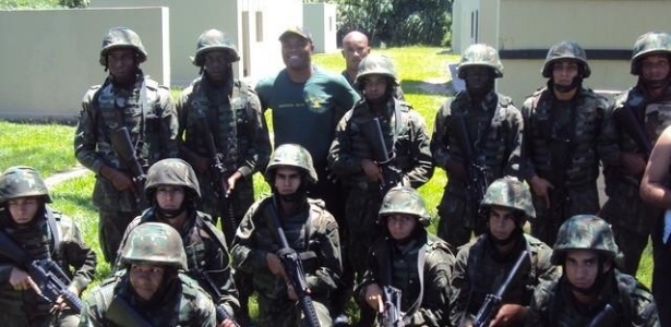 Anderson Silva posa com fuzileiros navais durante a visita na Ilha do Governador