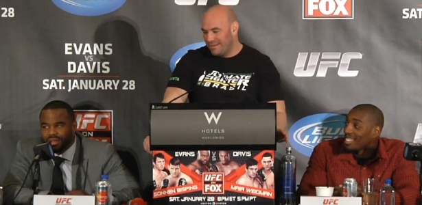 Dana White foi "garoto propaganda" em coletiva, vestindo camiseta do TUF Brasil - Reprodução