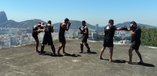 Lutadores da equipe de MMA do Bope treinam com a paisagem do Rio como cenário