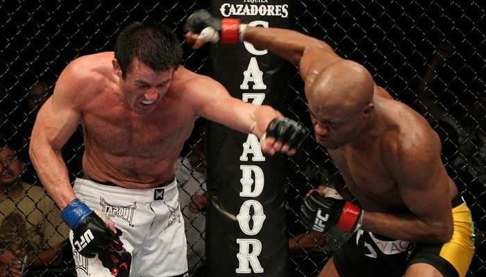 Anderson Silva se esquiva e manda uma direita no rosto de Chael Sonnen em sua sofrida vitória no UFC 117, em 2010