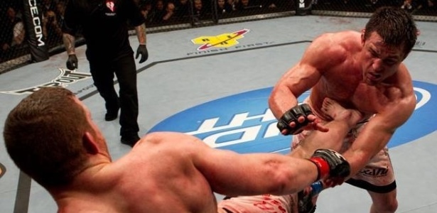 Chael Sonnen é atingido por chute no corpo durante combate pelo UFC