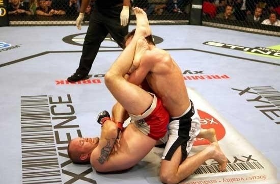 Chael Sonnen é pego em chave de braço por Jeremy Horn no UFC 60, em 2006, e perde o combate