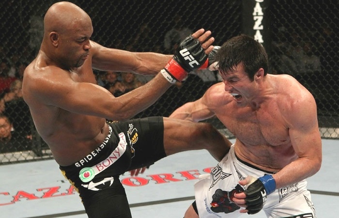 Chael Sonnen faz cara de dor com chute de Anderson Silva, na vitória sofrida do brasileiro no UFC 117, em 2010