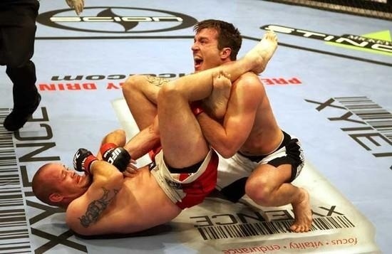 Chael Sonnen grita de dor ao ser pego em chave de braço por Jeremy Horn no UFC 60, em 2006