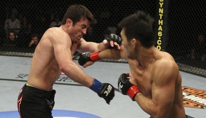 Chael Sonnen sofre com Yushin Okami na trocação, mas vence combate por pontos no UFC 104, em 2009