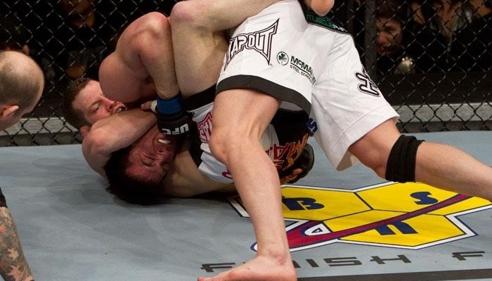 Chael Sonnen tem dificuldades para se safar de uma guilhotina durante combate pelo UFC