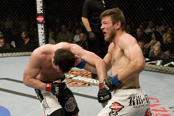 Dan Miller atinge a cabeça de Chael Sonnen em duelo no UFC 98, em 2009, no qual Sonnen se recuperou de revés para Demian Maia e venceu