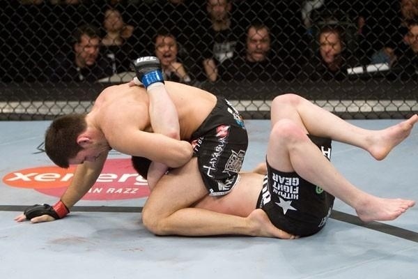 Demian Maia monta em Chael Sonnen em sua vitória por finalização sobre o norte-americano, em 2009, no UFC 95