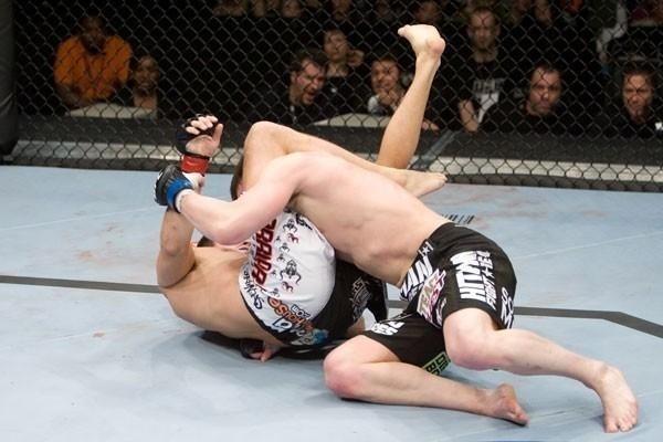 Demian Maia tenta encaixar um triângulo em Chael Sonnen, em sua vitória por finalização sobre o norte-americano, no UFC 95, em 2009
