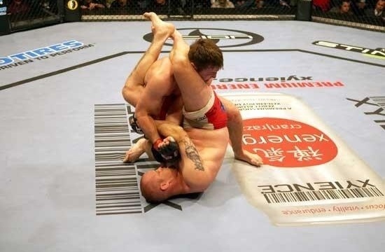 Jeremy Horn tenta encaixar uma chave de braço em Chael Sonnen, para vencer o combate entre eles no UFC 60, em 2006