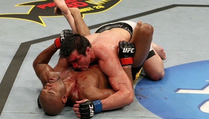 Mesmo dominando Anderson Silva, Chael Sonnen sangra muito em derrota para o brasileiro no UFC 117, em 2010