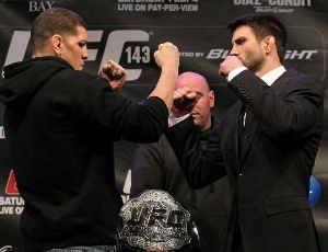 Nick Diaz e Carlos Condit se encaram após a entrevista coletiva do UFC 143