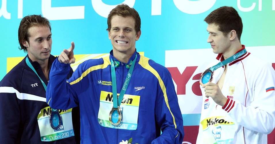 Cesar Cielo recebe a medalha de ouro dos 100m livre no Mundial de piscina curta de Dubai