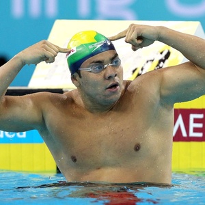 Felipe França comemora o ouro nos 50 m peito em Dubai, pelo Mundial de Dubai, em piscina curta - Satiro Sodré/CBDA/Divulgação