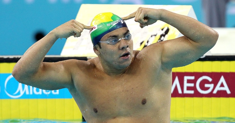 Felipe França comemora o ouro nos 50 m peito em Dubai, pelo Mundial de piscina curta