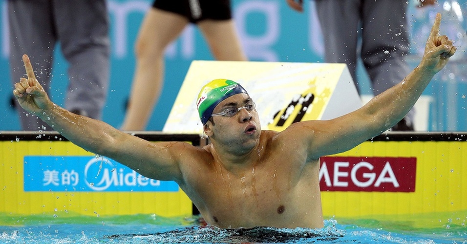 Felipe França comemora o ouro nos 50 m peito no Mundial de Dubai