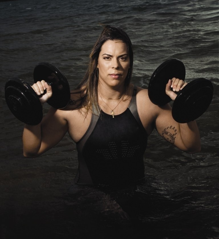 Banida da natação, Rebeca Gusmão posa para foto para revista Rolling Stone. A nadadora foi flagrada em 2007 por uso de testosterona e ficou afastada por dois anos.