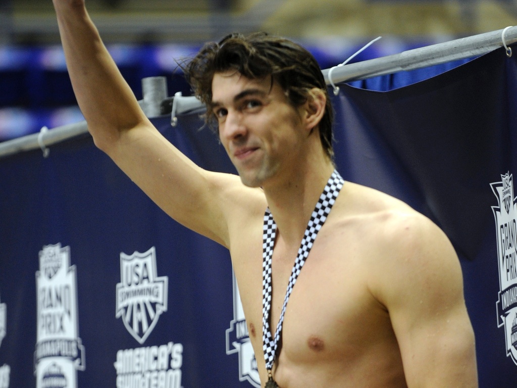 Michael Phelps acena para os torcedores após vencer GP nos EUA (03/03/2011)