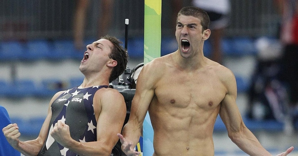Os nadadores norte-americanos Michael Phelps (à dir.) e seu companheiro de equipe Garrett Weber-Gale, comemoram a vitória da equipe dos EUA nas Olimpíadas de Pequim-2008