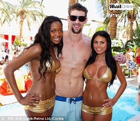 Michael Phelps desfila com beldades em festa em Las Vegas