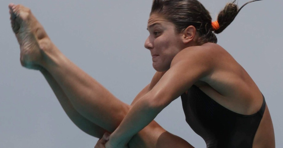 Juliana Veloso saltando no trampolim 3 m na Colômbia