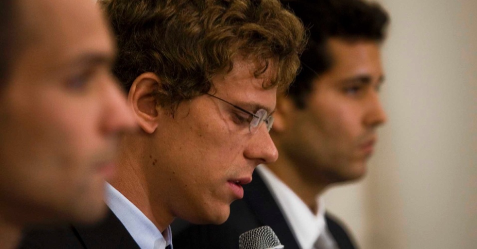 Cesar Cielo entre Nicholas Santos e Henrique Barbosa (direita), durante pronunciamento sobre a advertência por doping (01/07/2011)