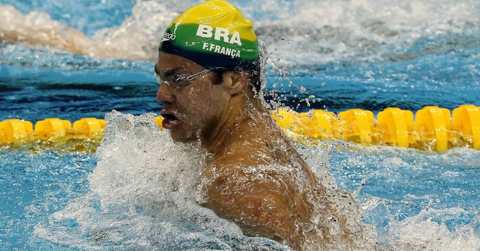 Felipe França compete nas semifinais dos 100m peito no Mundial de Xangai