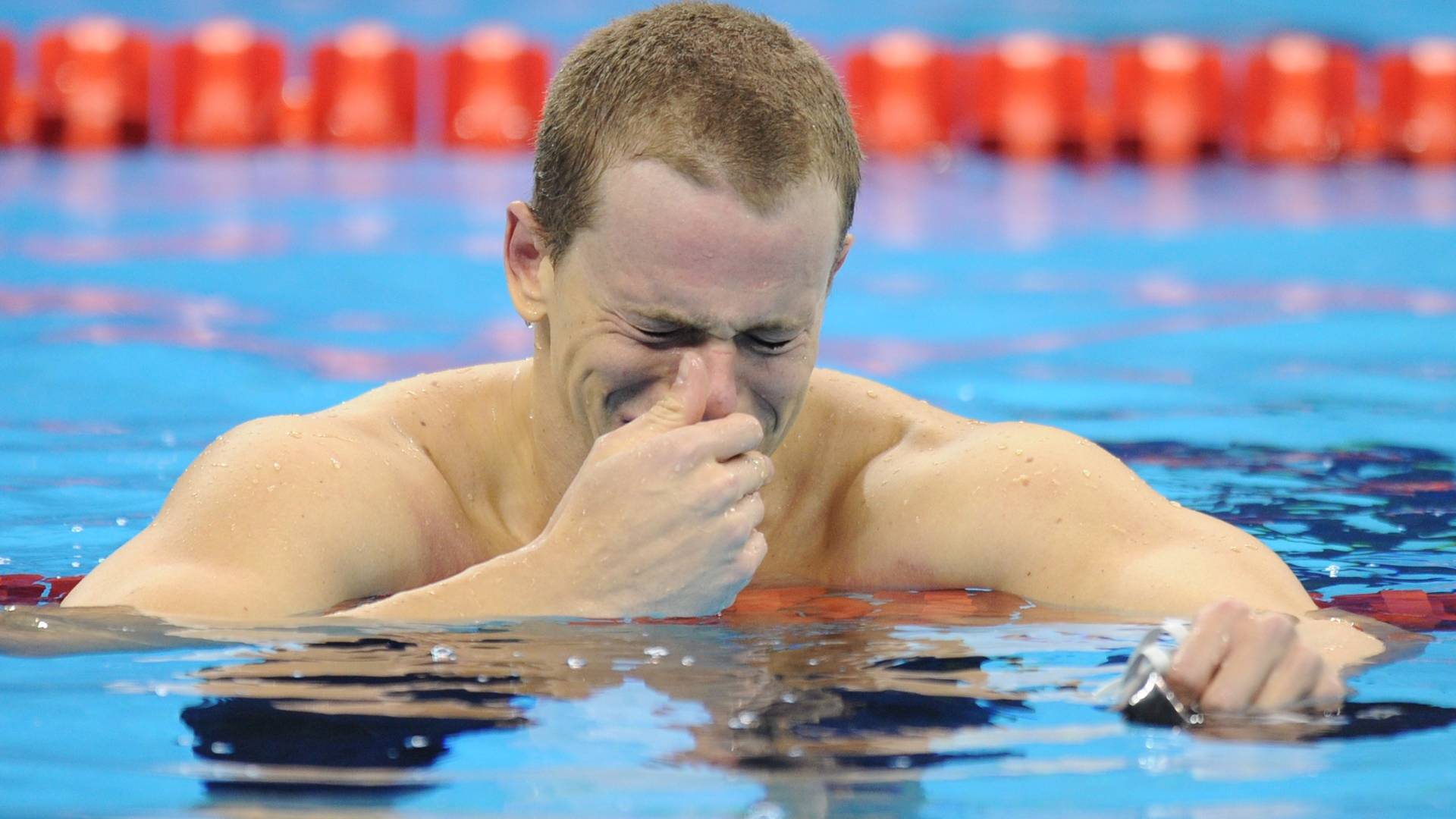 Cesar Cielo chora depois de conquistar o ouro nos 50 m borboleta no Mundial de Xangai (25/07/2011)