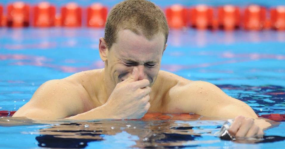 Cesar Cielo chora depois de conquistar o ouro nos 50 m borboleta no Mundial de Xangai (25/07/2011)