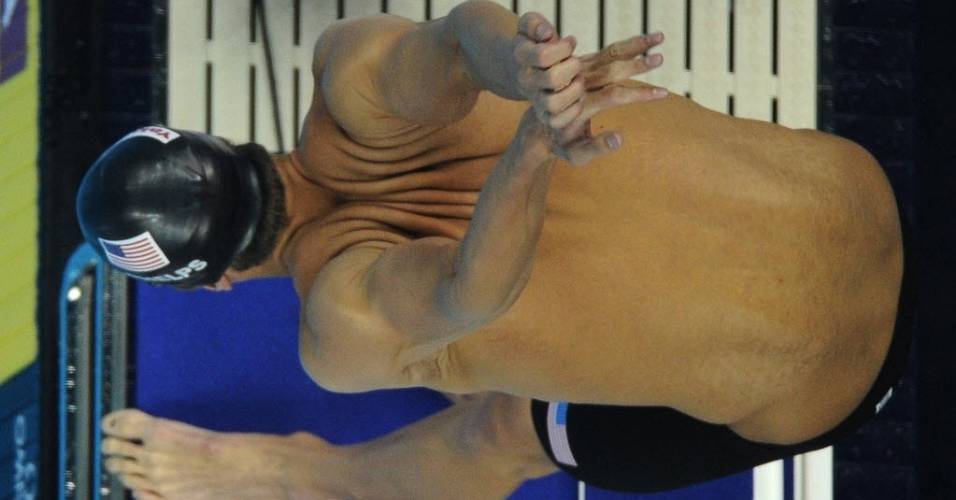 Michael Phelps faz alongamento antes da semifinal dos 200m livre no Mundial de Xangai