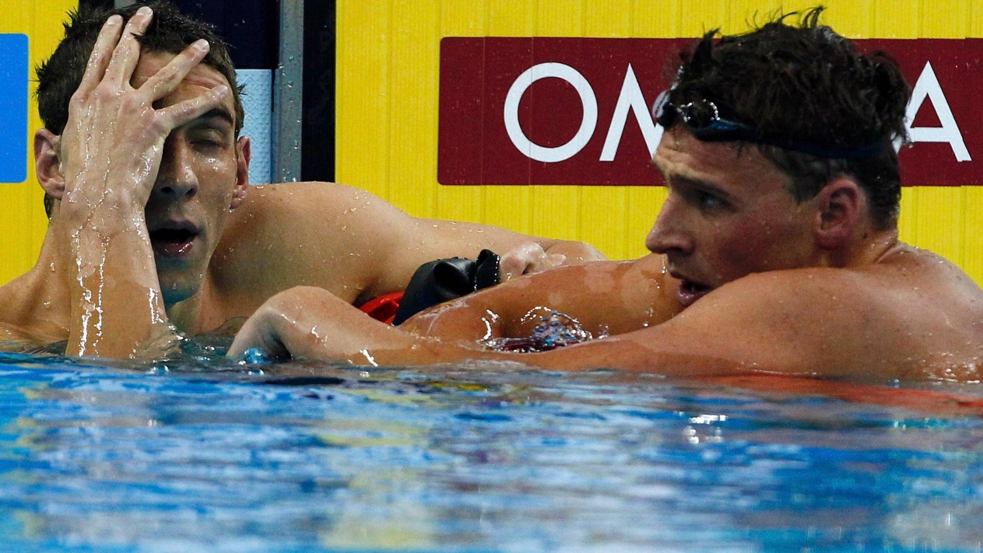 Ryan Lochte (à direita) vence duelo com Michael Phelps na final dos 200 m livre no Mundial de Xangai (26/07/2011)