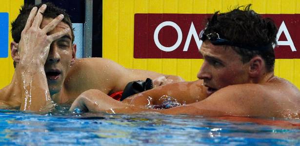 Ryan Lochte (à direita) vence duelo com Michael Phelps na final dos 200 m livre - David Gray/Reuters